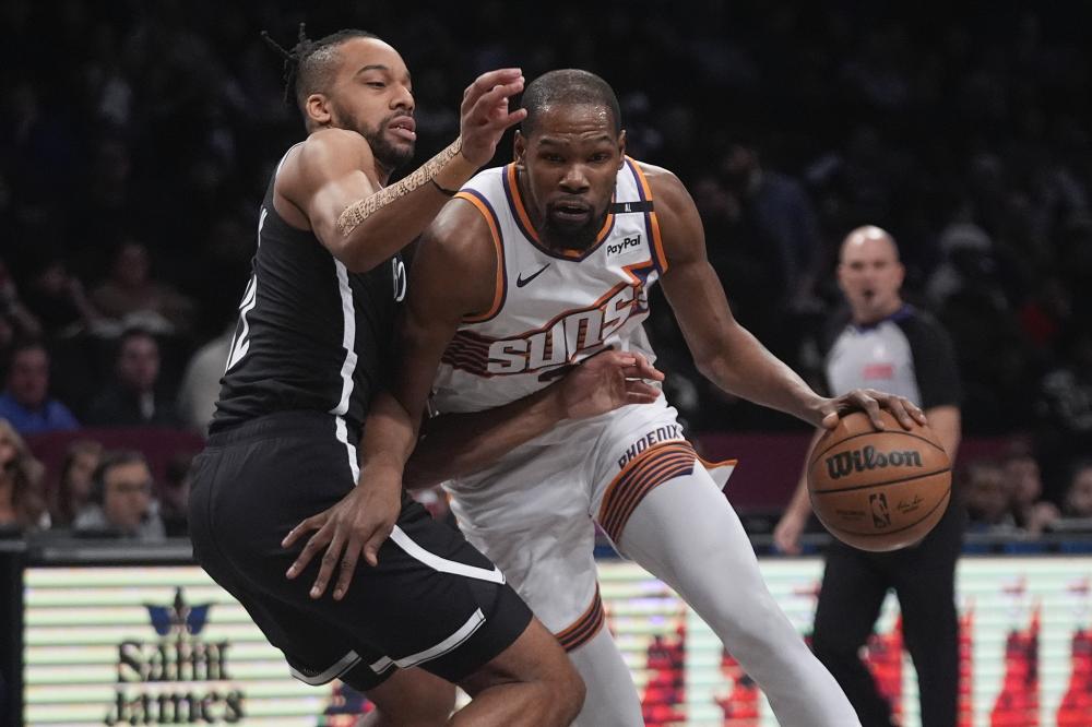 莱昂纳德31+6哈登17+6 快船客场32分狂胜篮网.